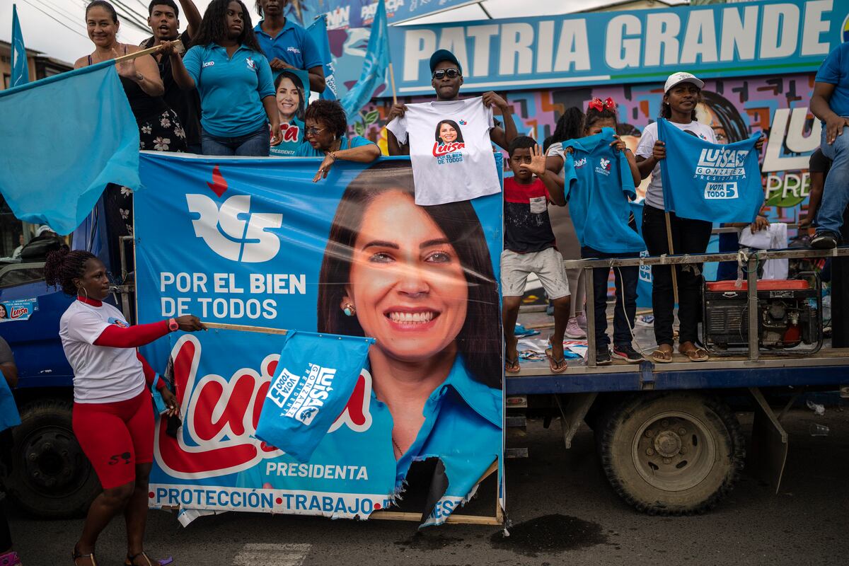 Simpatizantes de la candidata presidencial Luisa González, del movimiento Revolución Ciudadana, en un acto de campaña