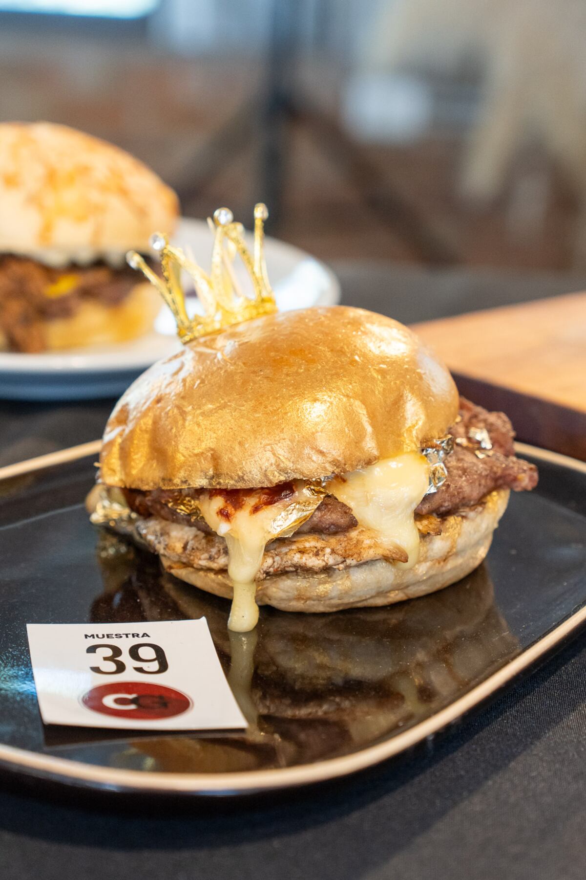 Hamburguesa con detalles en oro comestible.