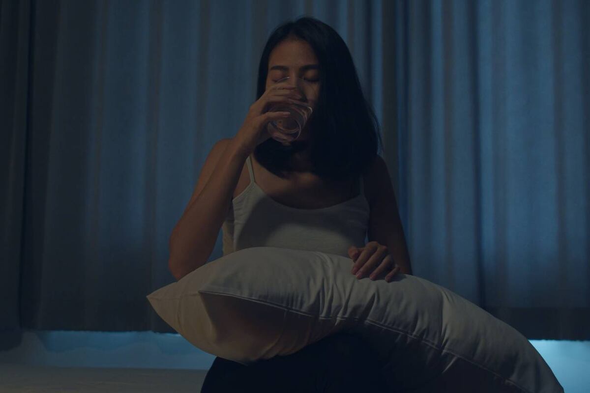 El insomnio se alimenta con la ansiedad. Si no podés dormir, lo mejor es levantarte un momento en vez de quedarte dando vueltas en la cama. (Freepik)