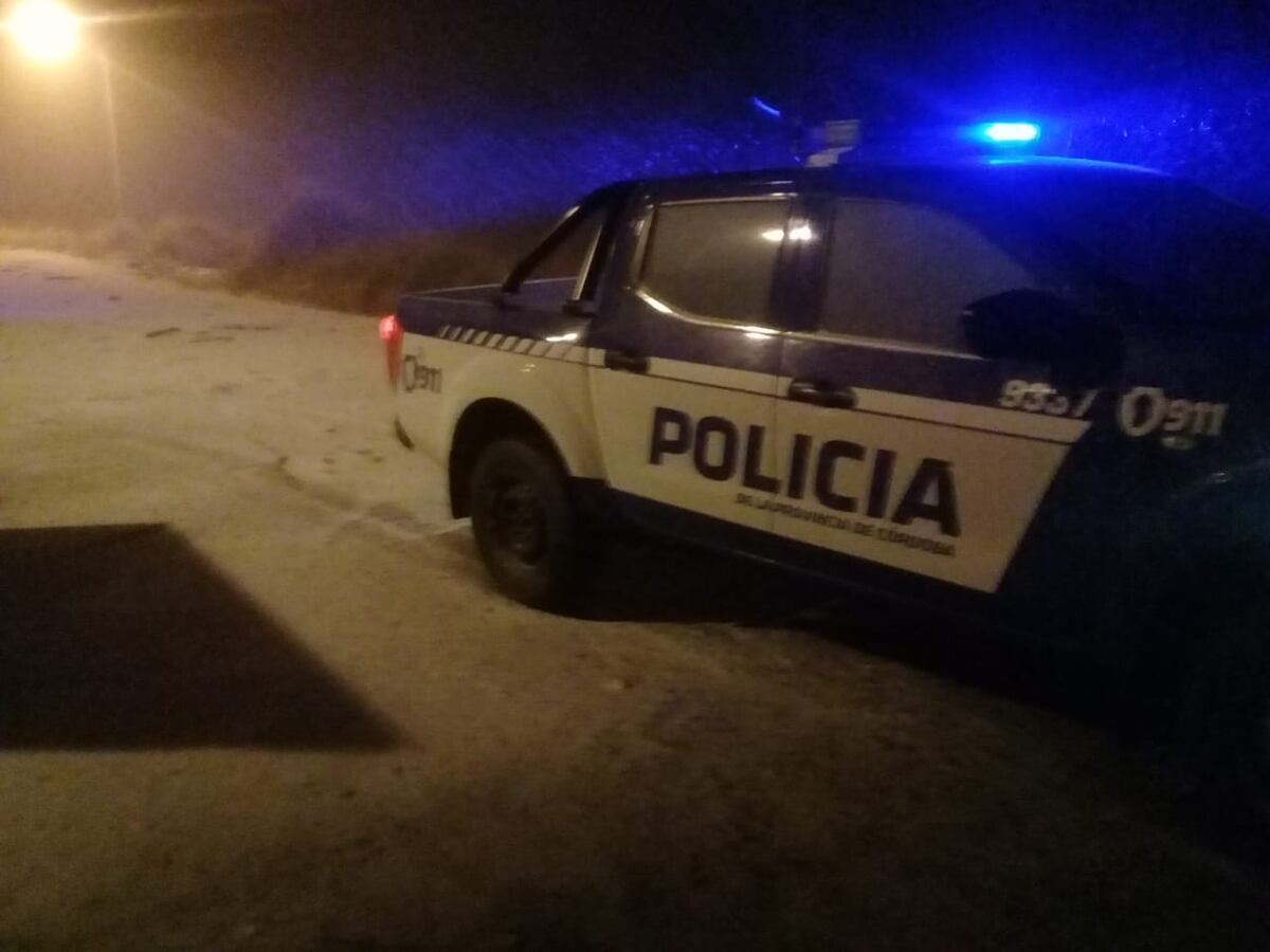 Nieve sobre el asfalto en el Camino de las Altas Cumbres (Policía de Córdoba).