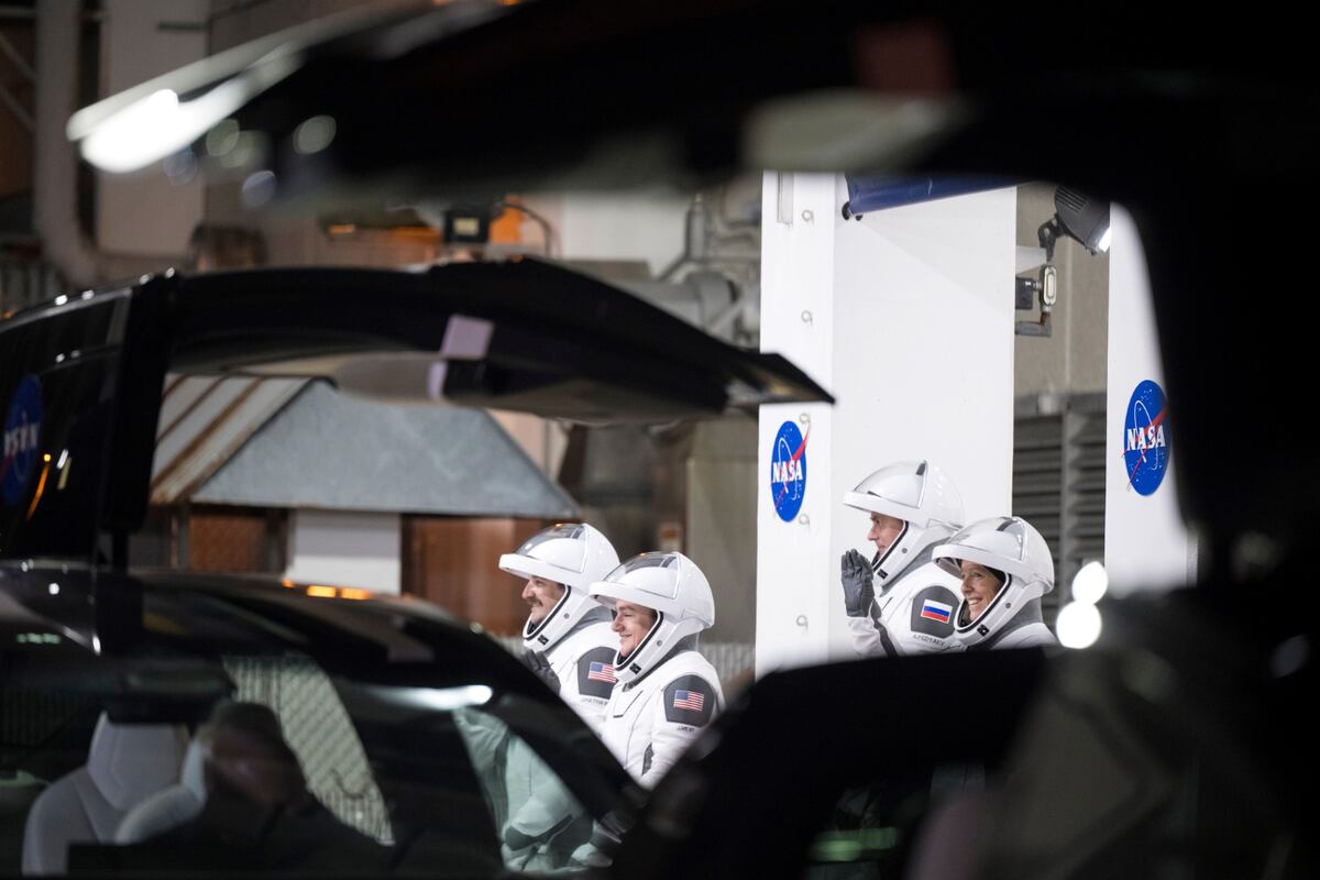 Astronautas preparándose para el despegue. (Aubrey Gemignani/NASA via AP)