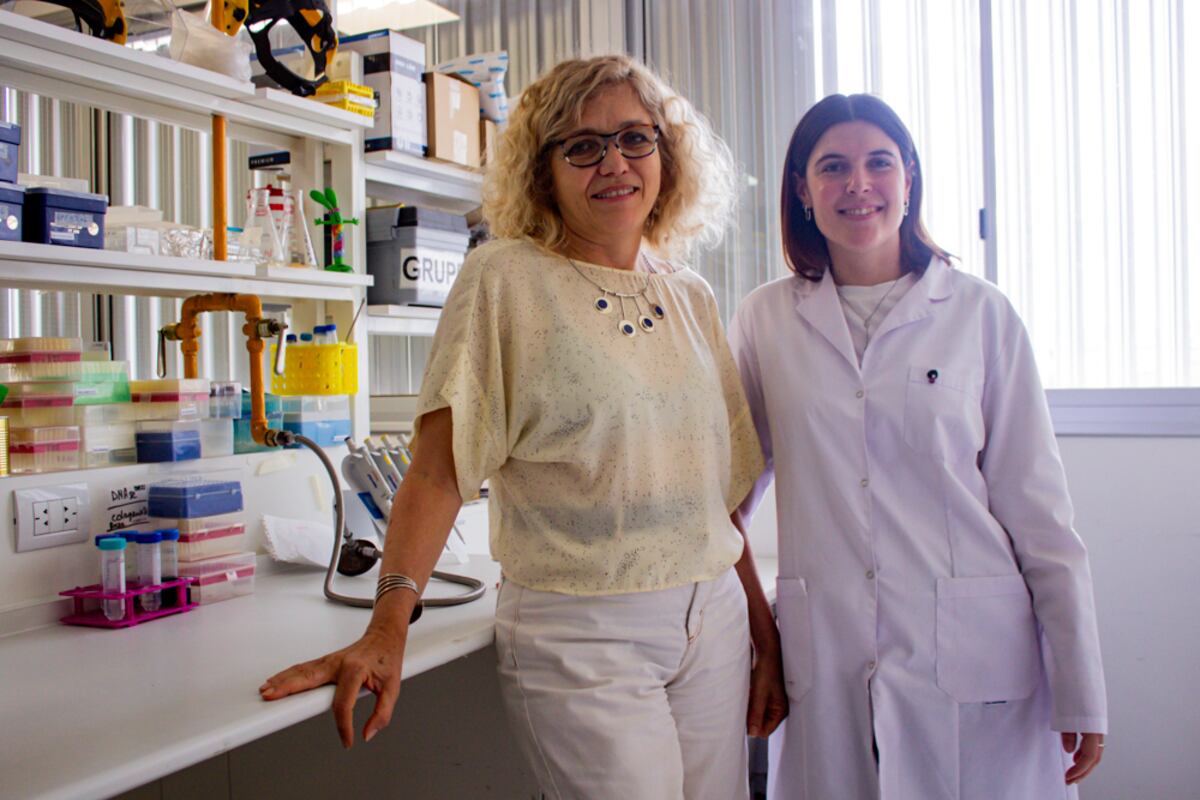 Carolina Montes (izq.) junto a Valentina Brunotto, una de las integrantes de su grupo científico.