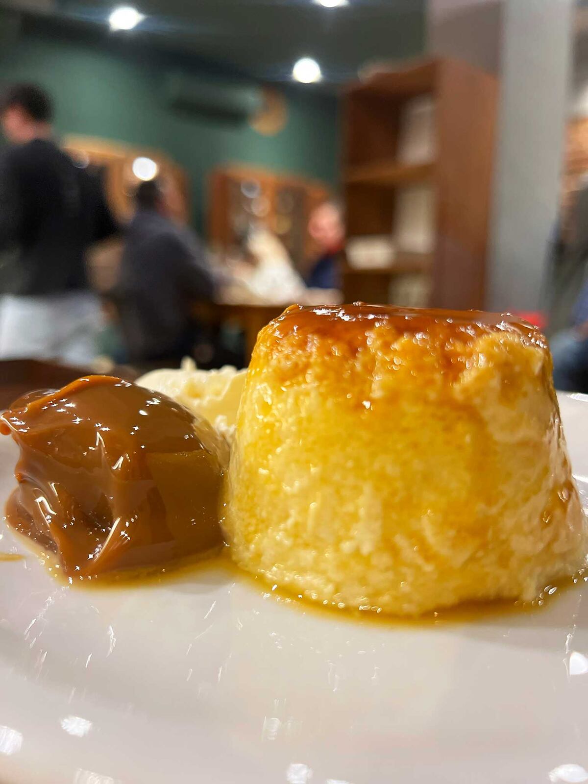 Flan con dulce de leche y crema, una delicia de Gloria Resto Bar