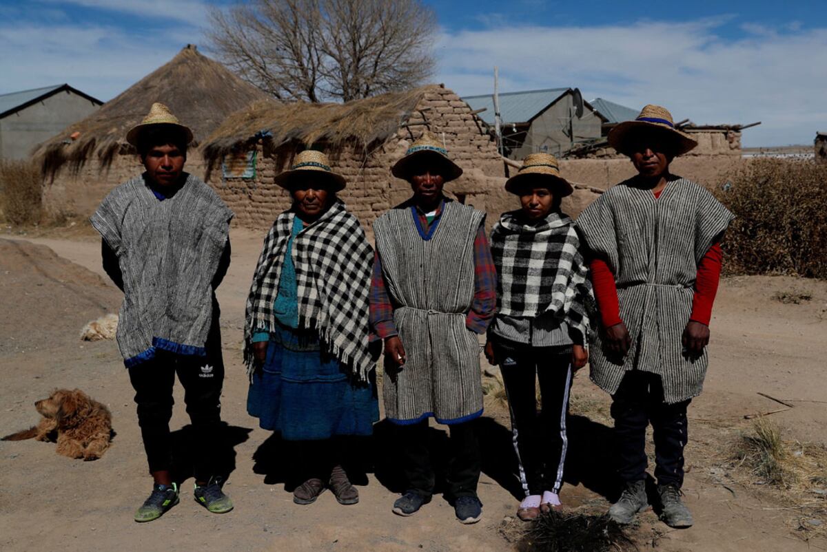 Lago Poopó. Una familia que vive en las orillas del lago (AP).