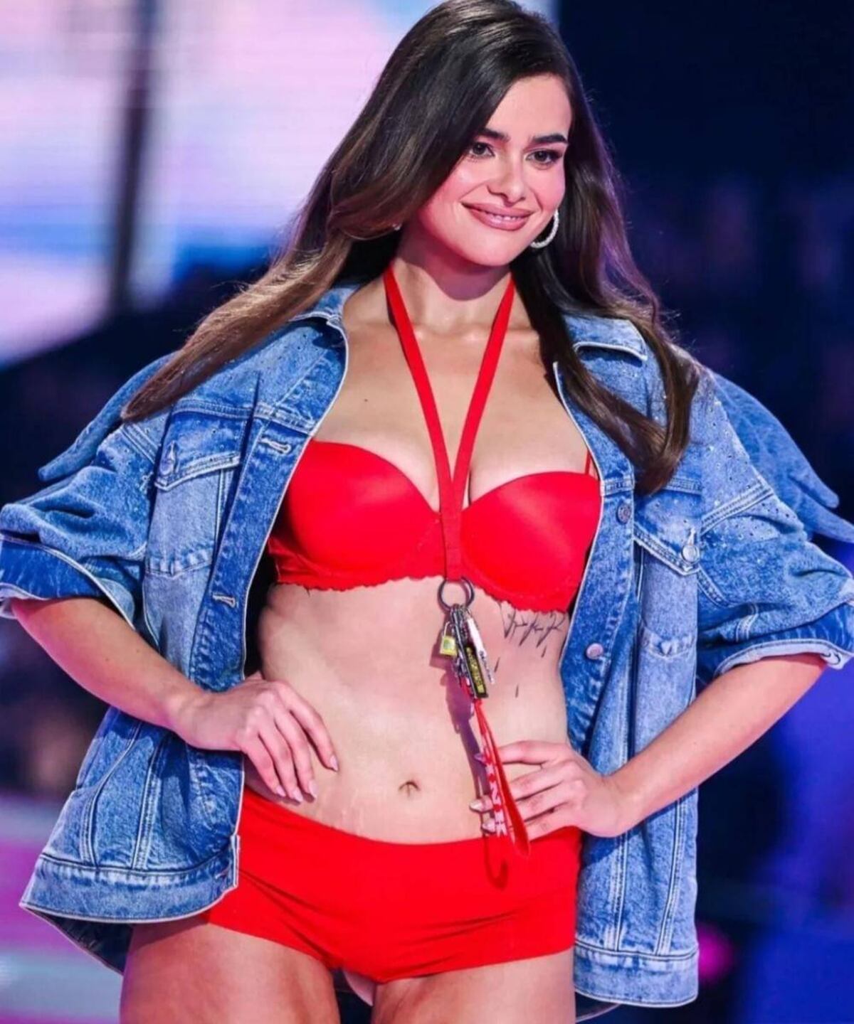 Barbie Ferreira de Euphoria como angelita de Victoria Secret.