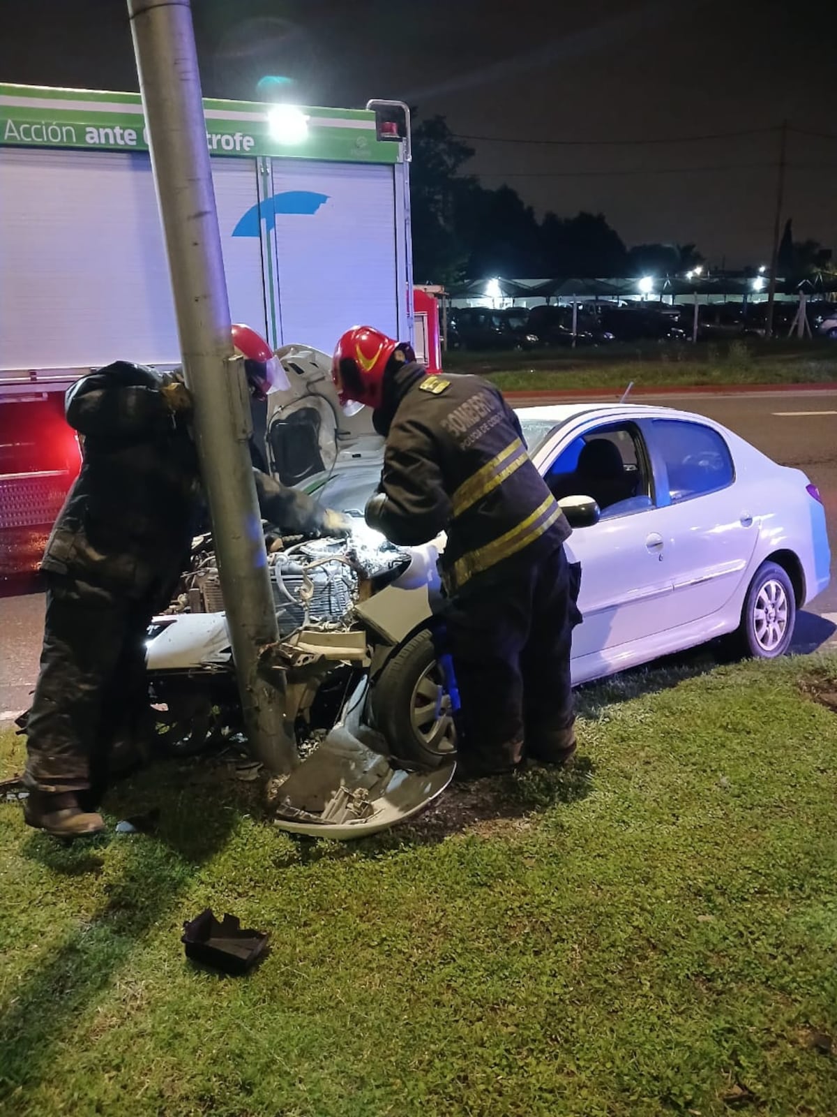 Ciudad de Córdoba. Perdió el control del auto, chocó contra un poste y se prendió fuego el motor. (Policía)