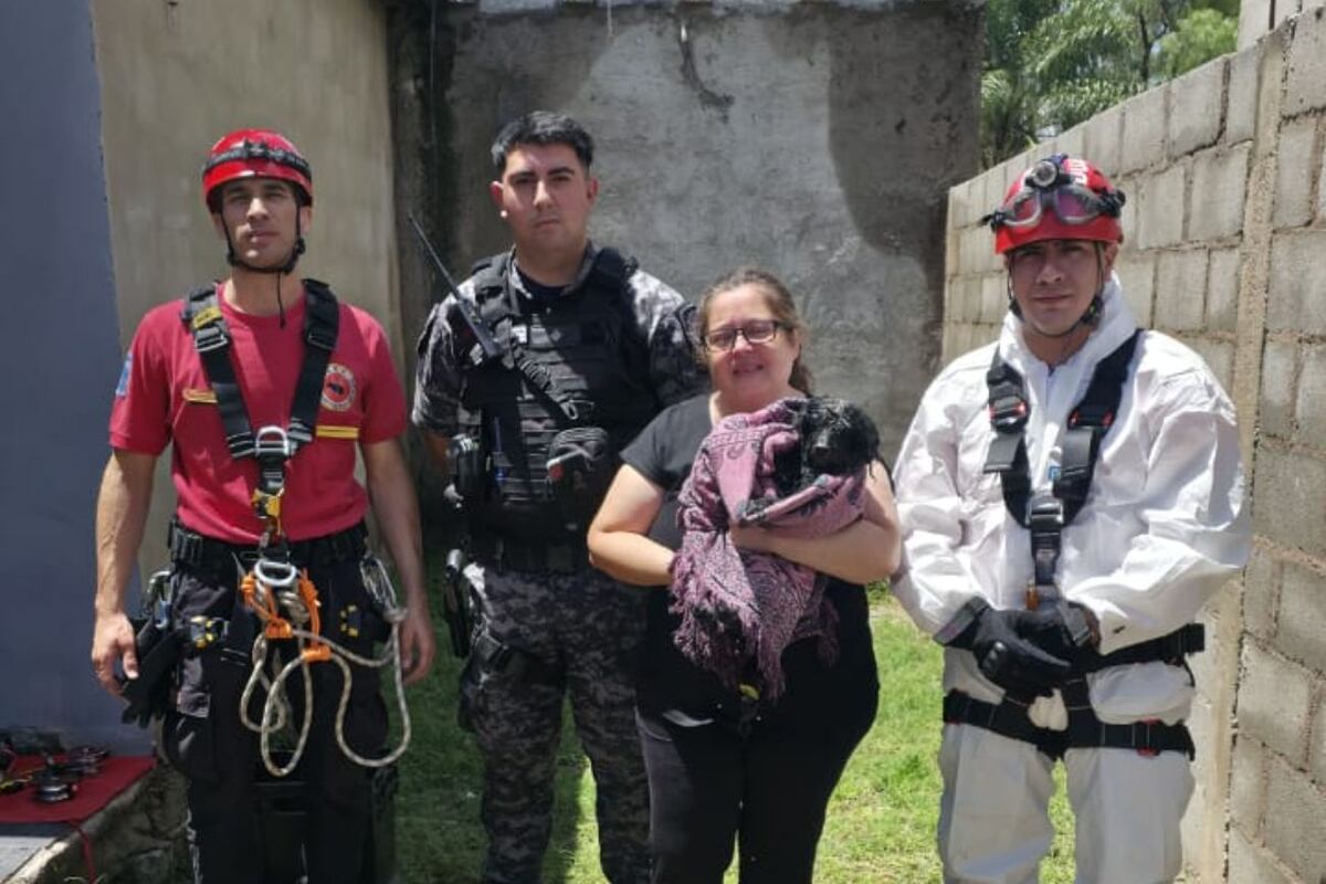Córdoba: bomberos rescataron a un perro que cayó a un pozo negro de 10 metros. (Policía de Córdoba)