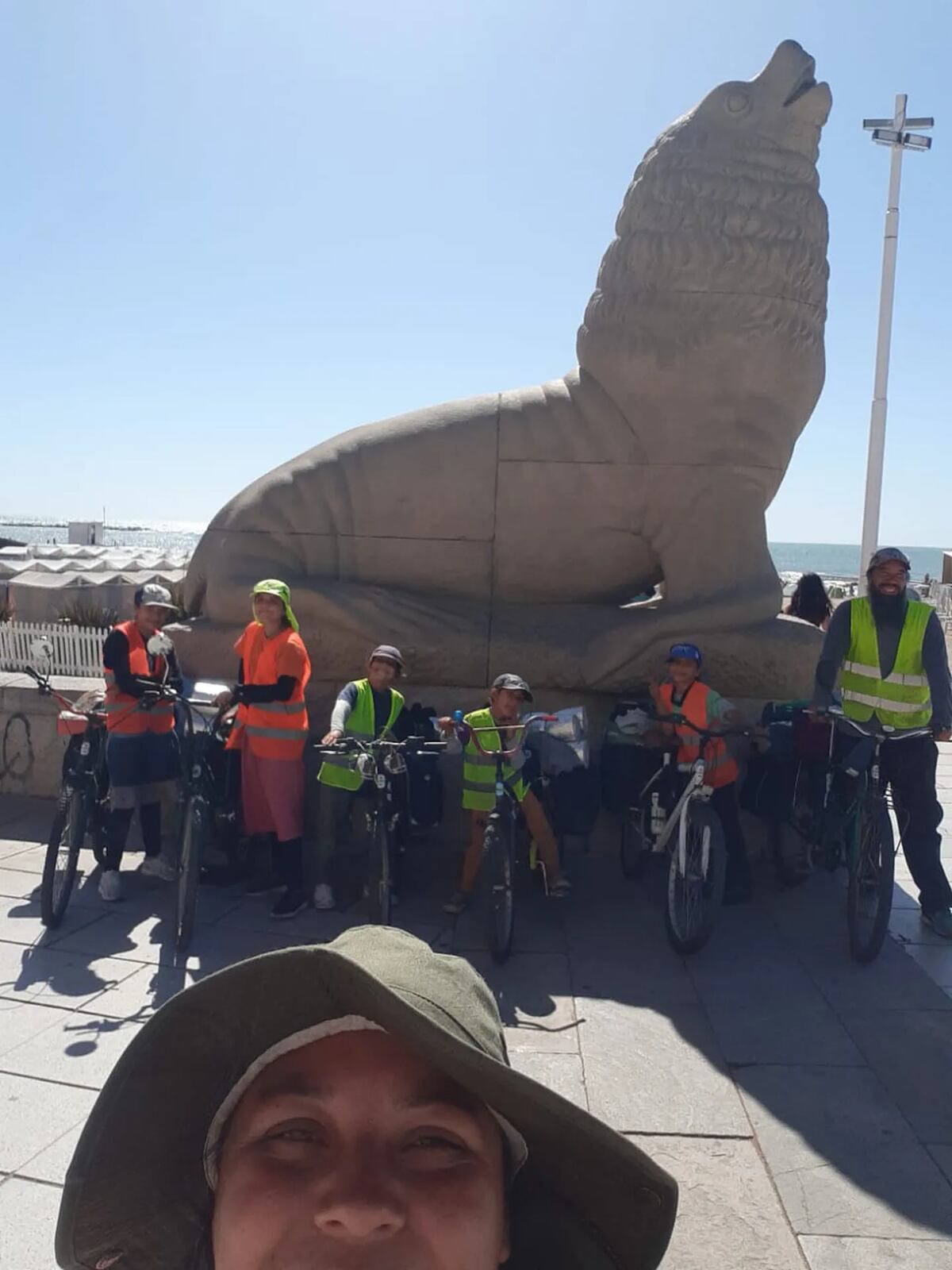 Con la bici a cuesta, una familia de Moreno organizó una increíble travesía para llegar al mar