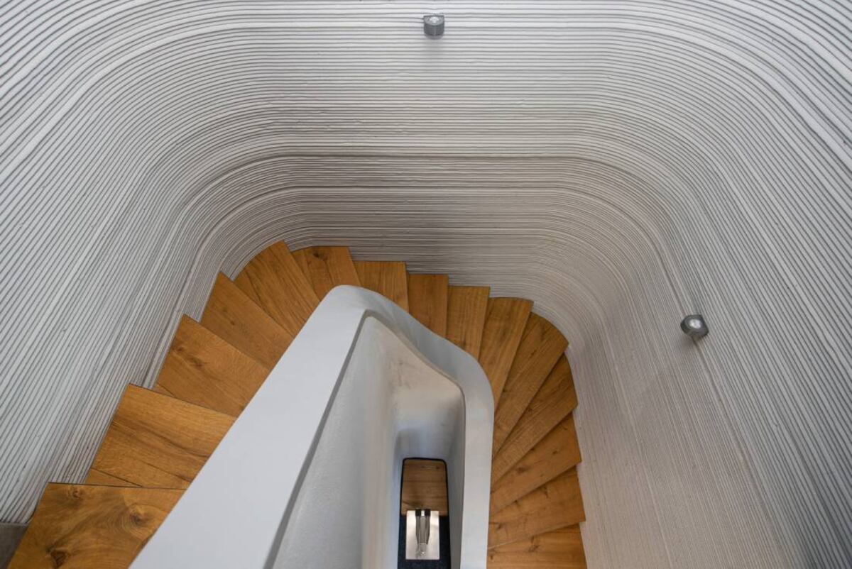 En la escalera de la primera casa impresa en 3D, se pueden ver las capas de hormigón aplicadas mediante una impresora 3D de hormigón (Foto de Guido Kirchner/APA/dpa)