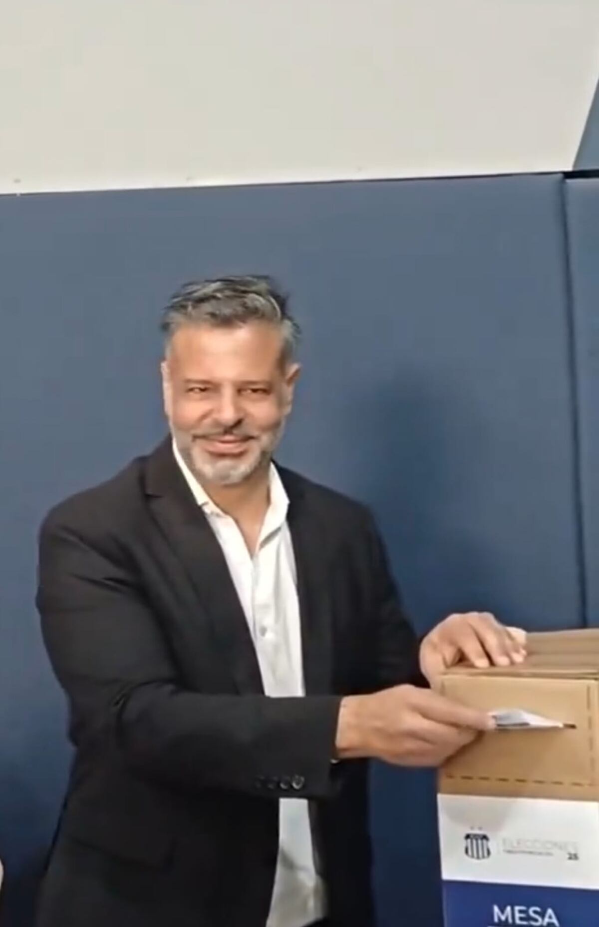Elecciones en Talleres: Roman Huespe votando.