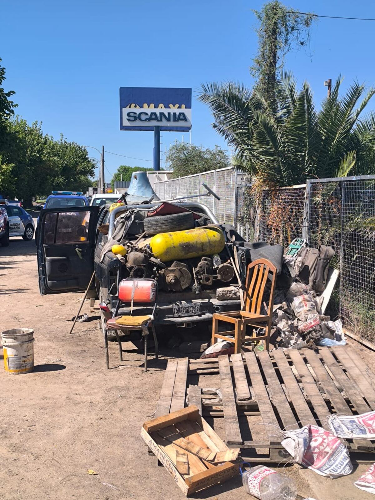 Megaoperativo contra un puesto ilegal de venta de frutas y verduras en avenida Juan B. Justo.