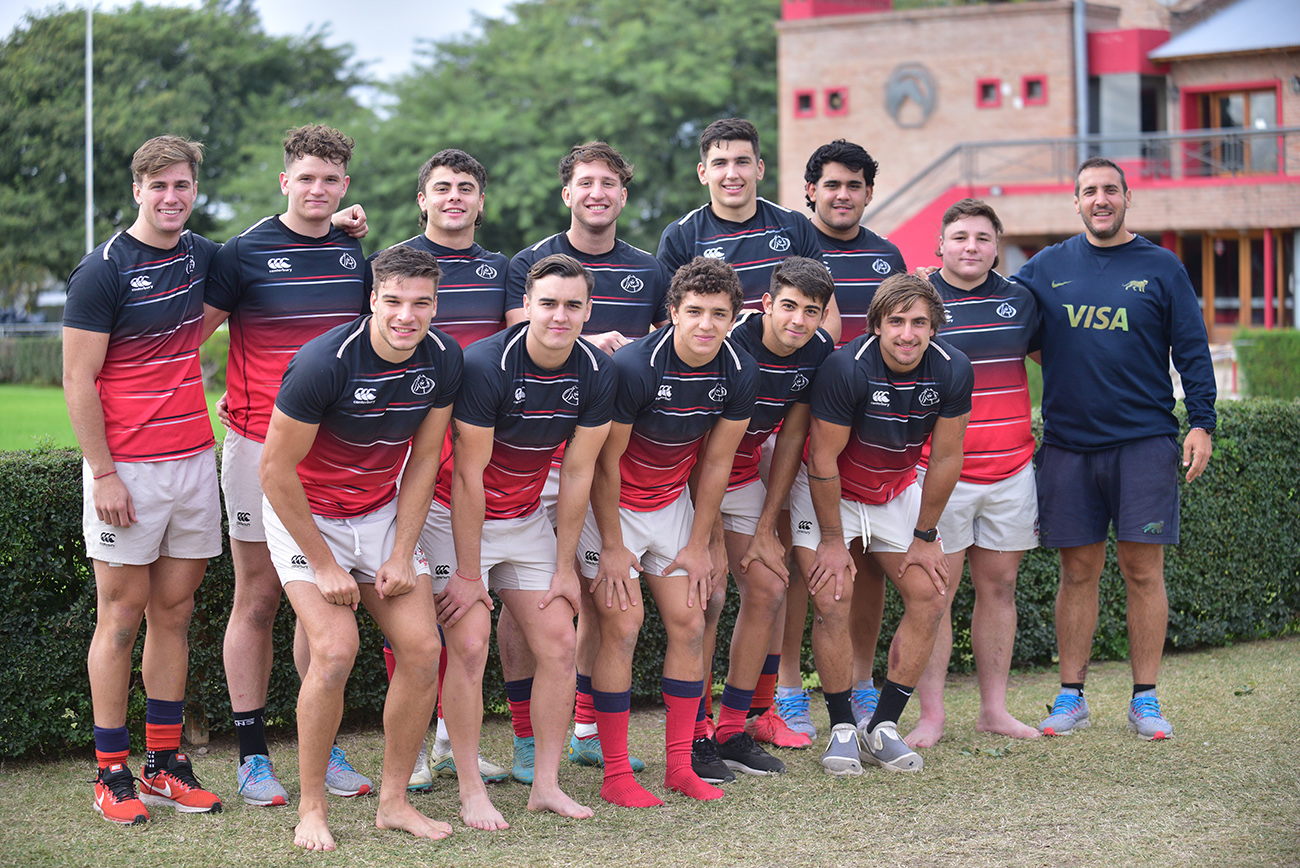 Los cordobeses y los convocados de otras Uniones que formaron parte del plantel de Dogos XV y jugarán el Mundial con Los Pumitas. ( Ramiro Pereyra / La Voz)