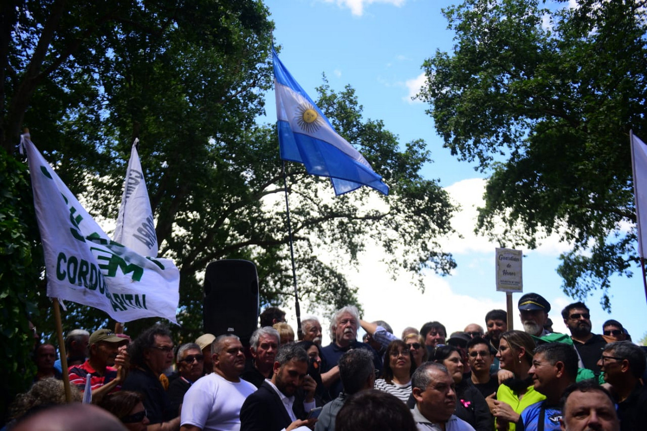 El líder del Suoem, Rubén Daniele, en la asamblea del sindicato frente a la municipalidad. (José Gabriel Hernández / La Voz)