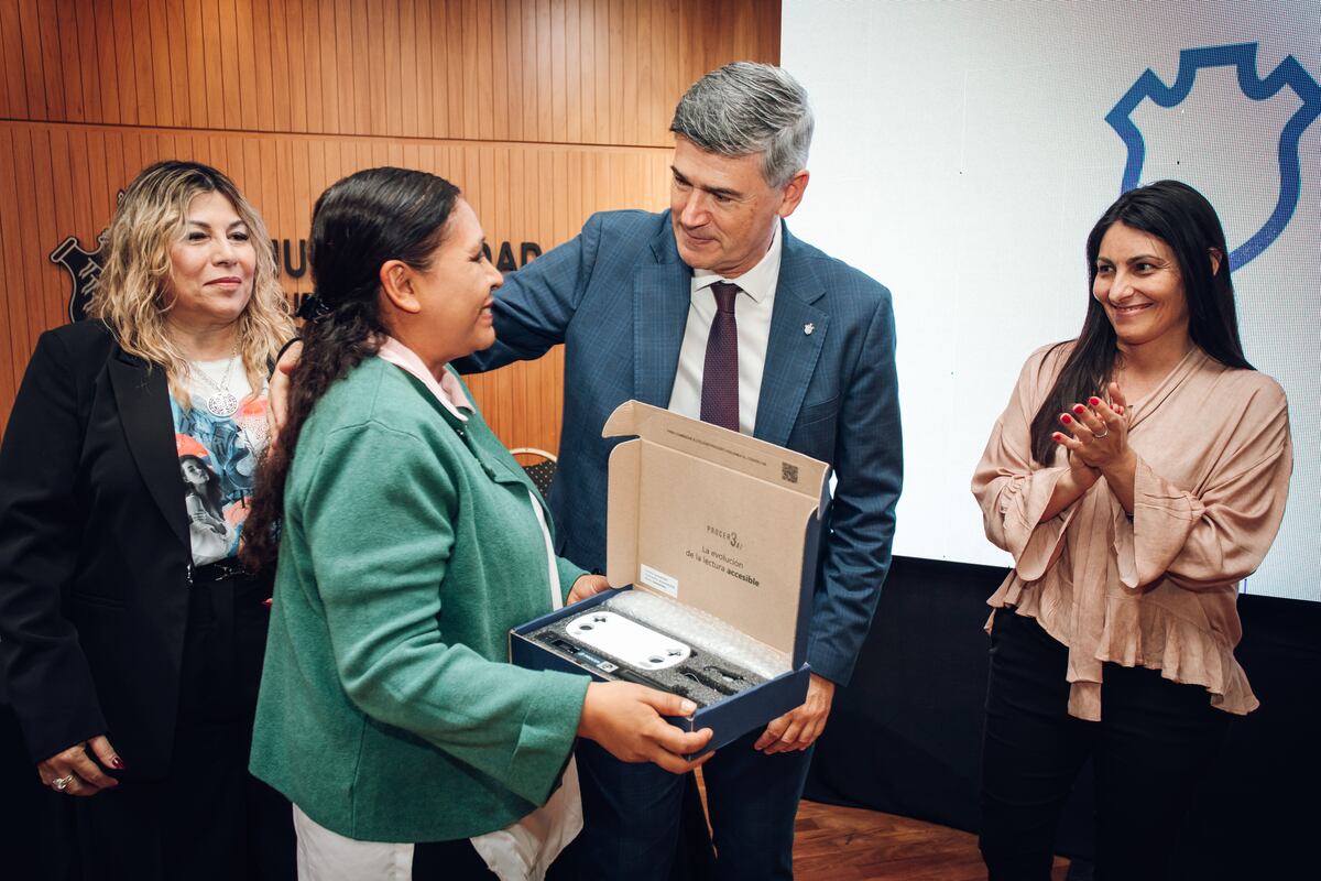 Entrega de dispositivos inteligentes Prócer 4. (Ciudad de Córdoba)