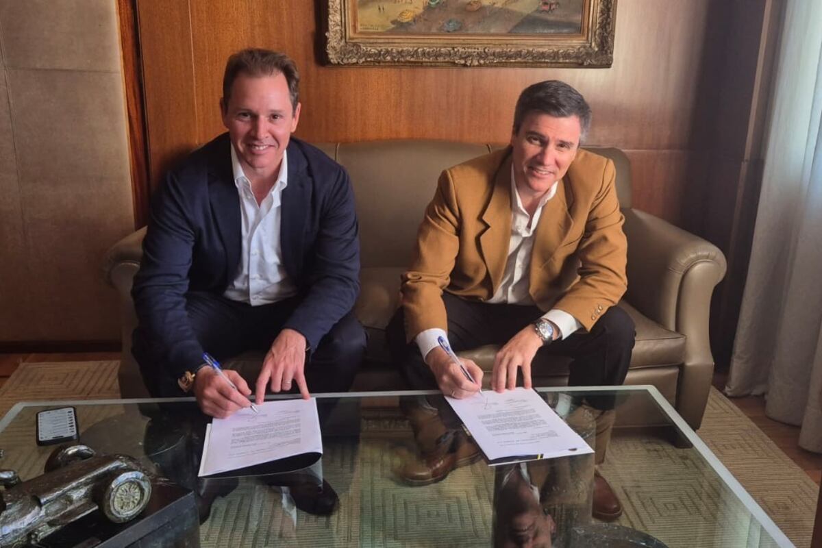 Jorge Brito, presidente de Banco Macro firmó el acuerdo con el titular del ACA, César Carman.