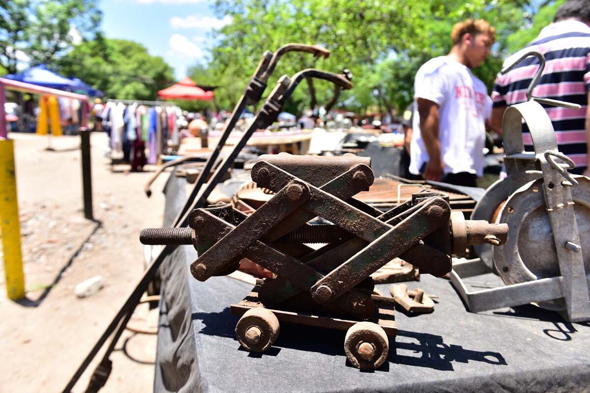 Feria de la calle Bulnes. Los productos en venta son múlitples y de todos los rubros. Los protagonistas son la ropa y los elementos de ferretería. (José Gabriel Hernández / La Voz)