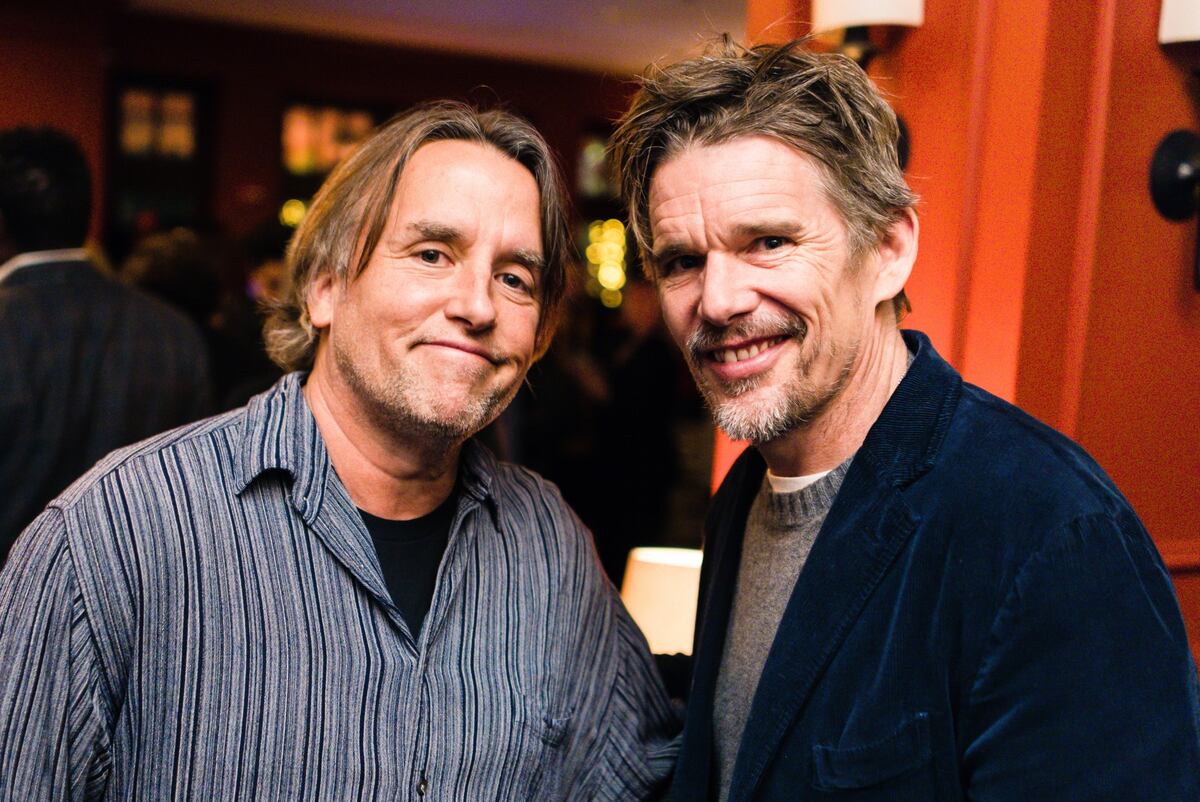 El director Richard Linklater con el actor Ethan Hawke (Netflix)