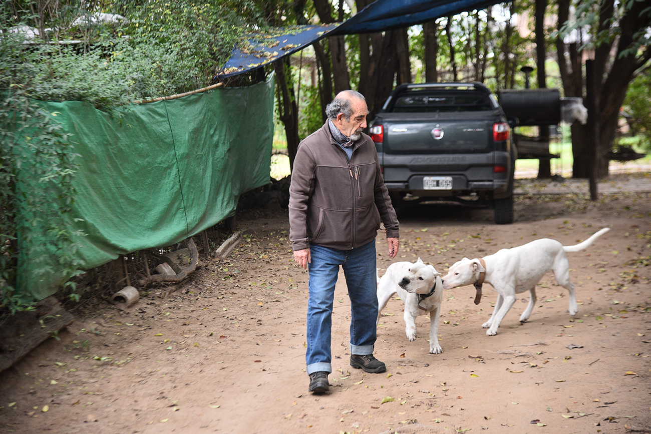 Para Horacio Rivero Nores el perro es un animal de manada, y siempre hay un dominante, que es el alfa. (Foto Pedro Castillo/LaVoz)