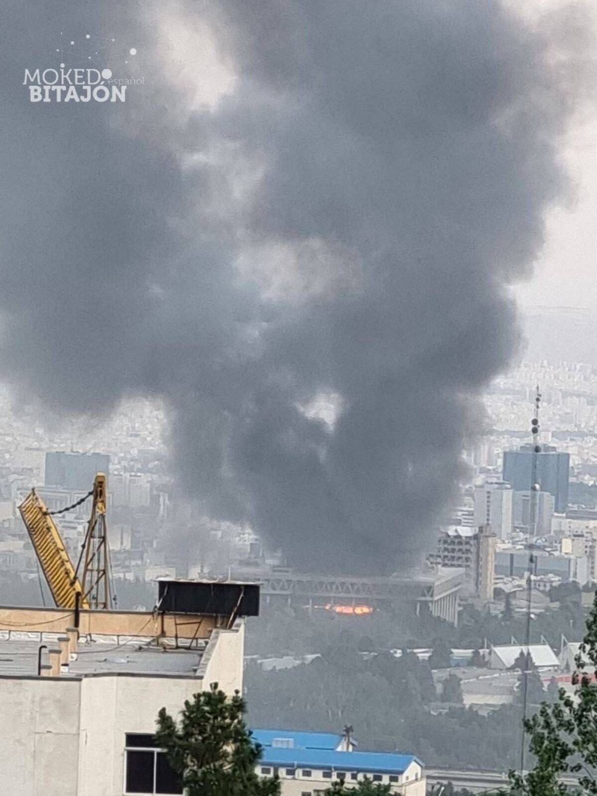 Así habría quedado el edificio de sede de la televisión pública iraní en Teherán, Irib, tras el bombardeo de Israel. (Moked Bitajon)