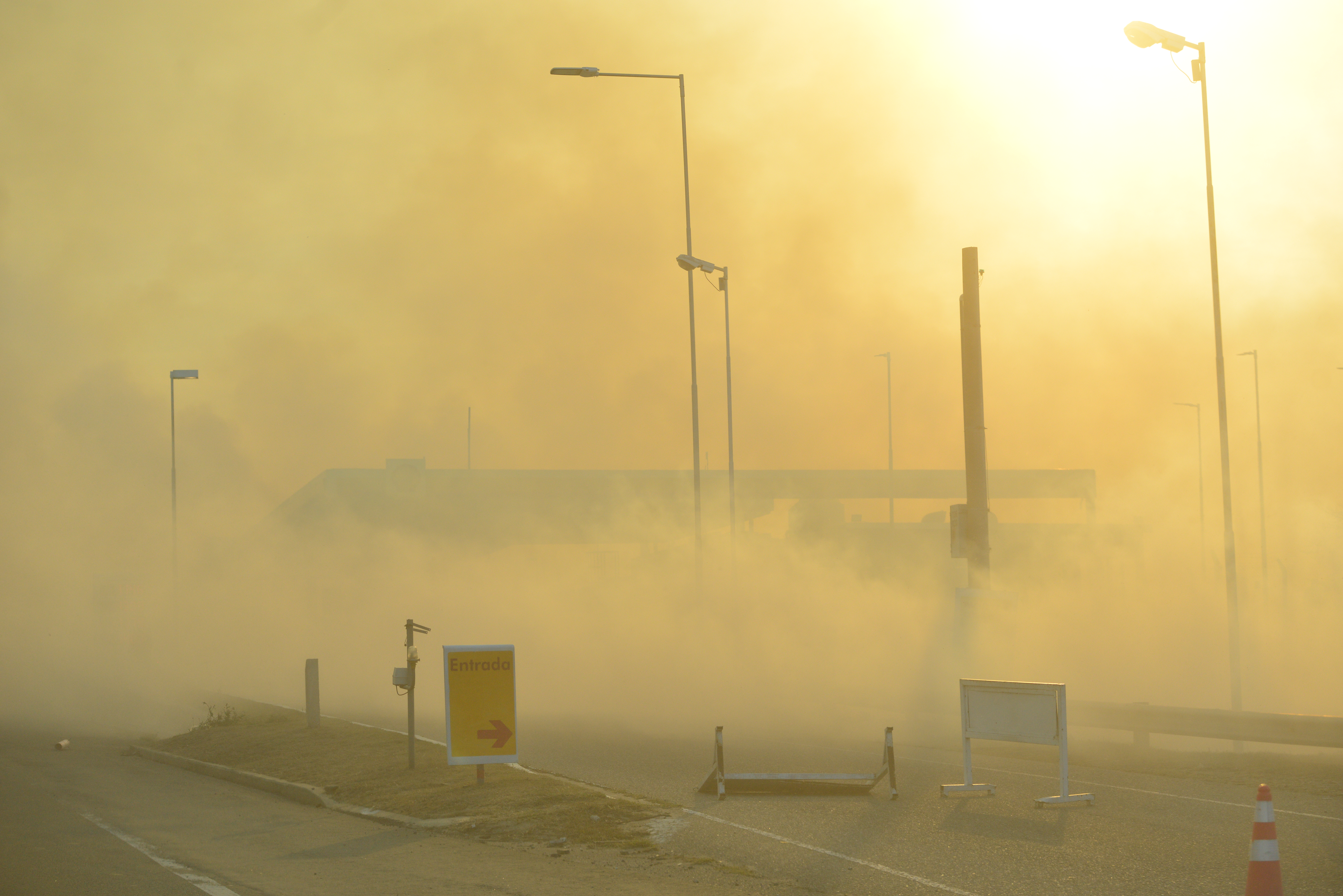 Humo y fuegos sobre la autopista Córdoba - Carlos Paz, a la altura de Malagueño, a comienzos de septiembre. (Javier Ferreyra) 