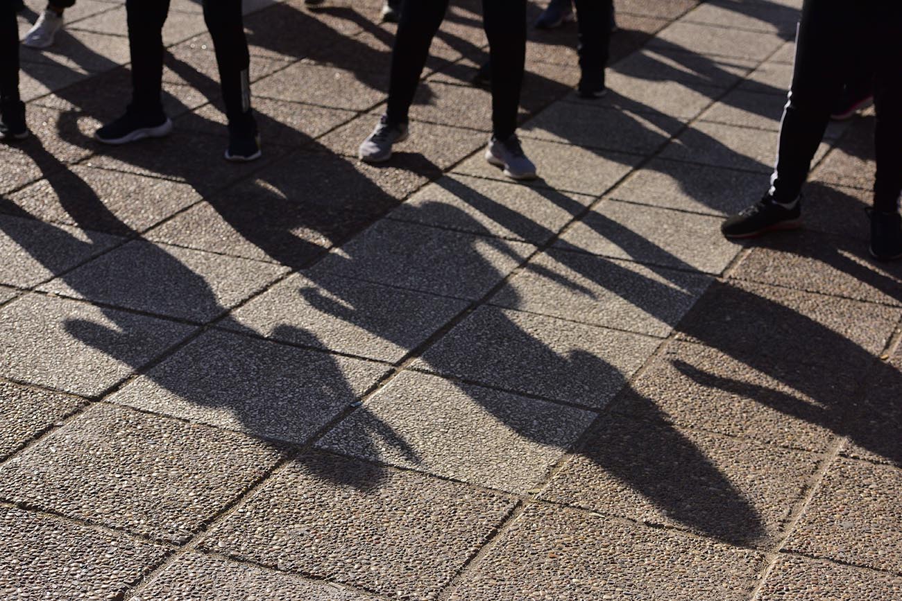 Héroes y heroínas / "Las de la Plaza", es el nombre del grupo de personas que baila en la Plaza de la Intendencia en Córdoba, con la conducción de Natalia Vilatta, profesora de danza. (José Gabriel Hernández / La Voz)
