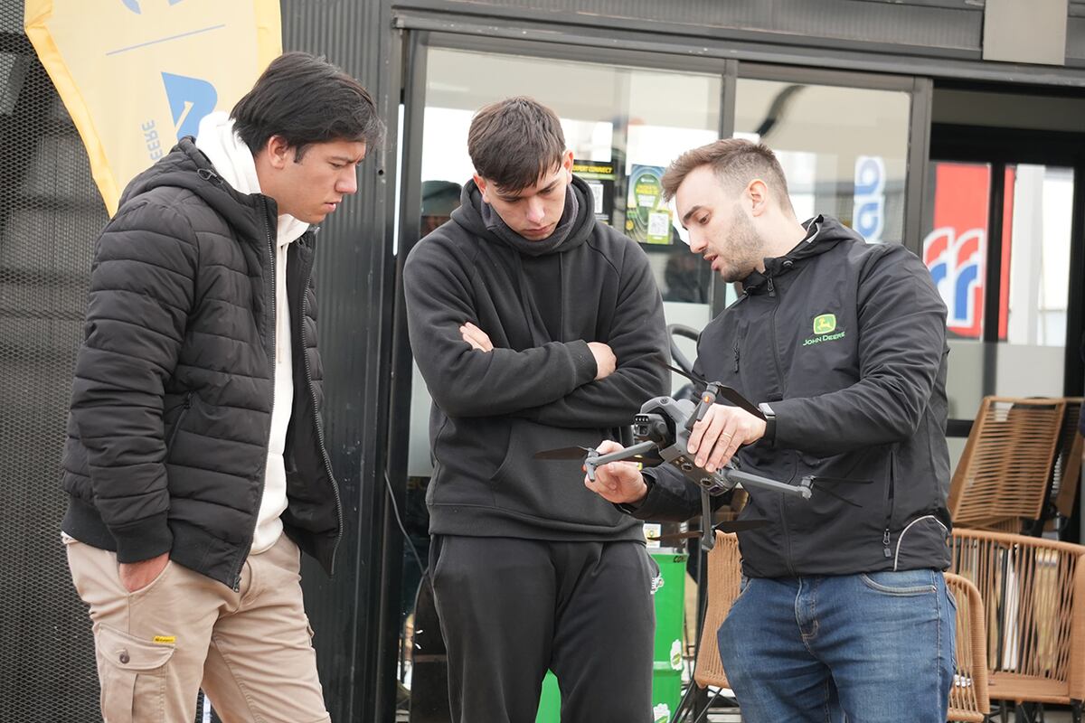 Los servicios de tecnología y conectividad para el agro, en el centro de la escena.