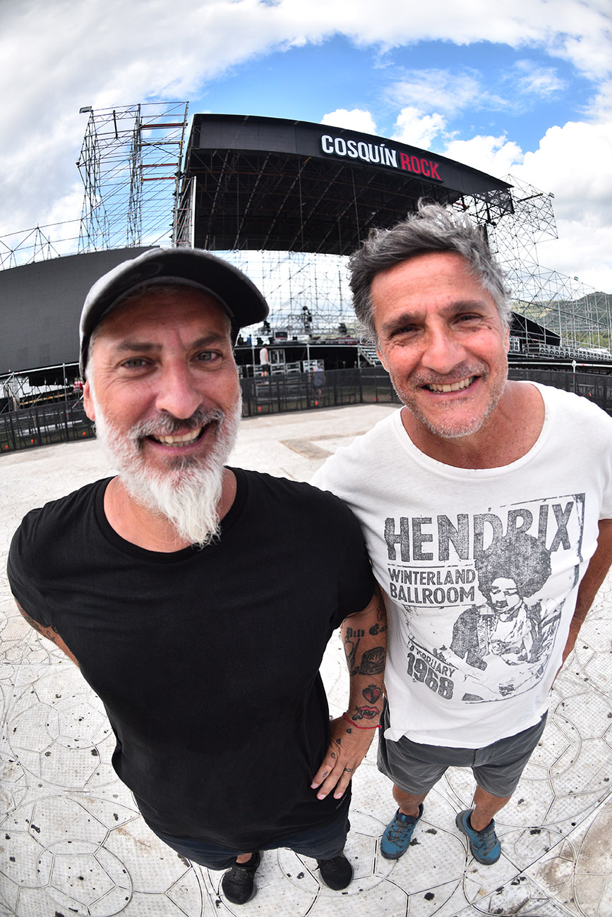 José Palazzo y Marcelo "Chueco" Oliva posan frente al escenario Norte de Cosquín Rock. Los productores tienen las expectativas por el cielo de cara a la edición 2023 del festival. (José Gabriel Hernández / La Voz)