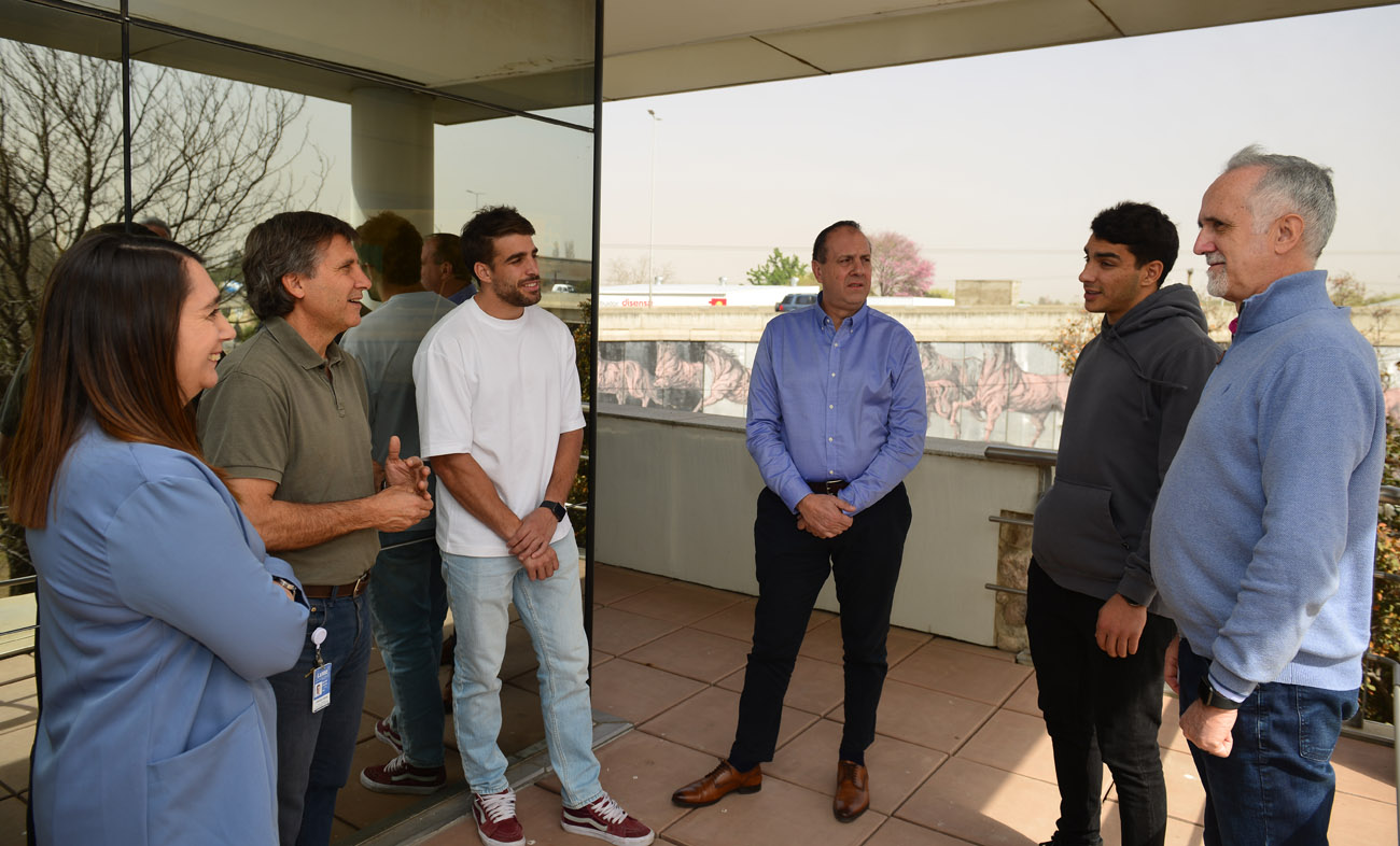 Juan Cruz Mallía y Santiago Carreras, jugadores cordobeses de Los Pumas visitaron la redacción de La Voz y conversaron con Juan Tillard, gerente general, Joaquín Balbis, editor de Mundo D, y Gabriela Martín, periodista.
(Nicolás Bravo / La Voz)
