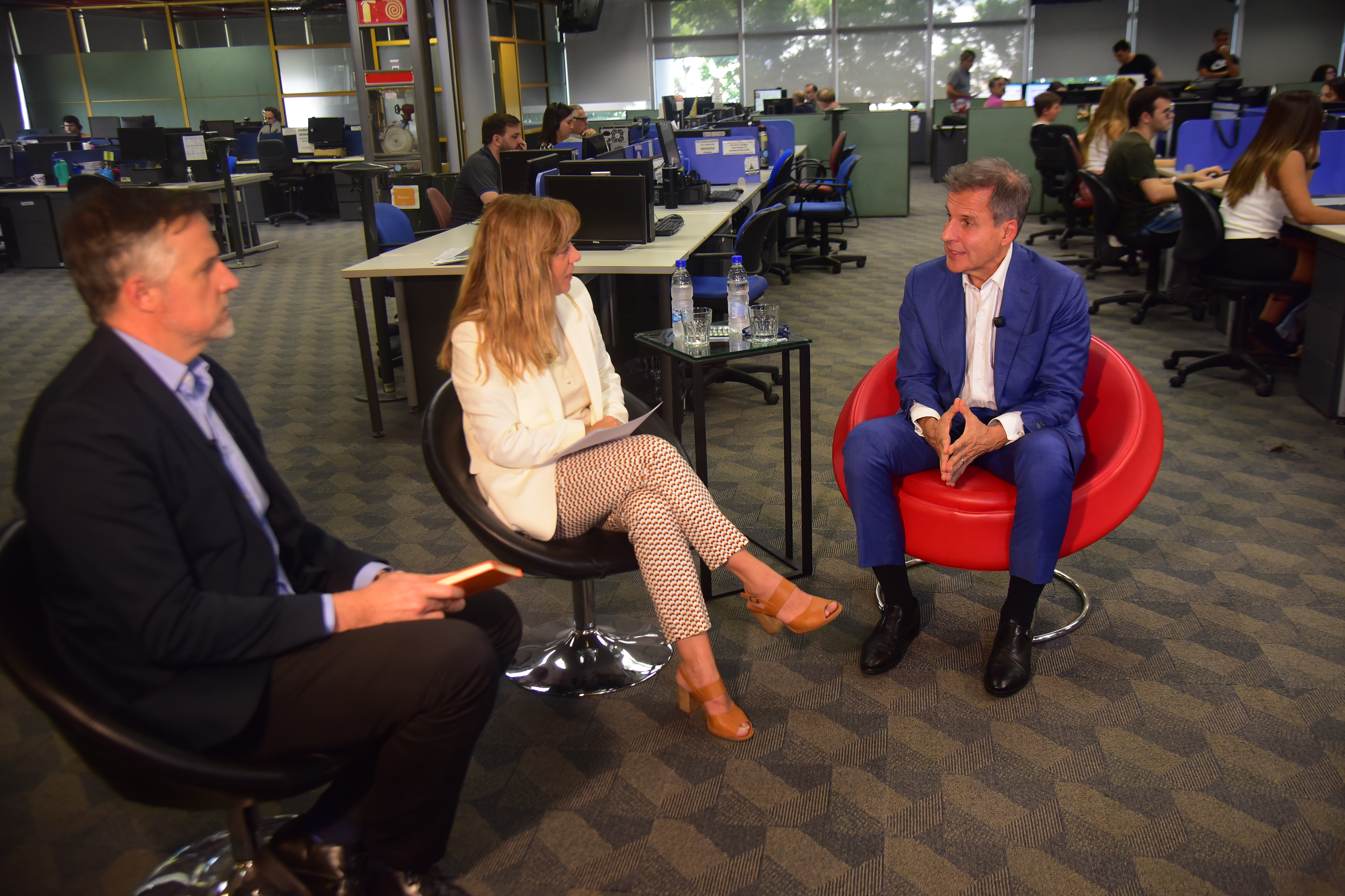 Martín Redrado dialogando con los periodistas de La Voz en plena redacción. (Javier Ferreyra / La Voz)