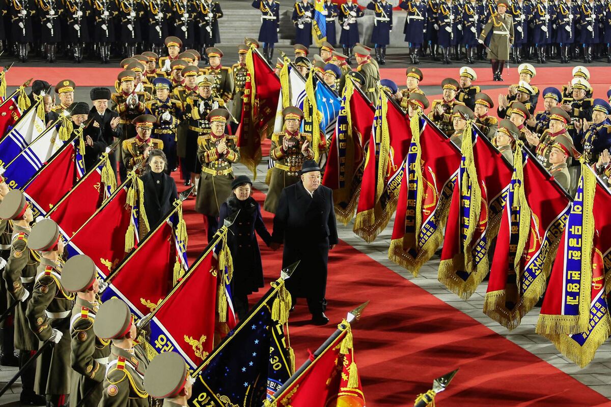 El impresionante desfile militar donde Corea del Note mostró su poderío nuclear. Kim Jong-un volvió a mostrarse con su hija (Fotos AP y DPA).