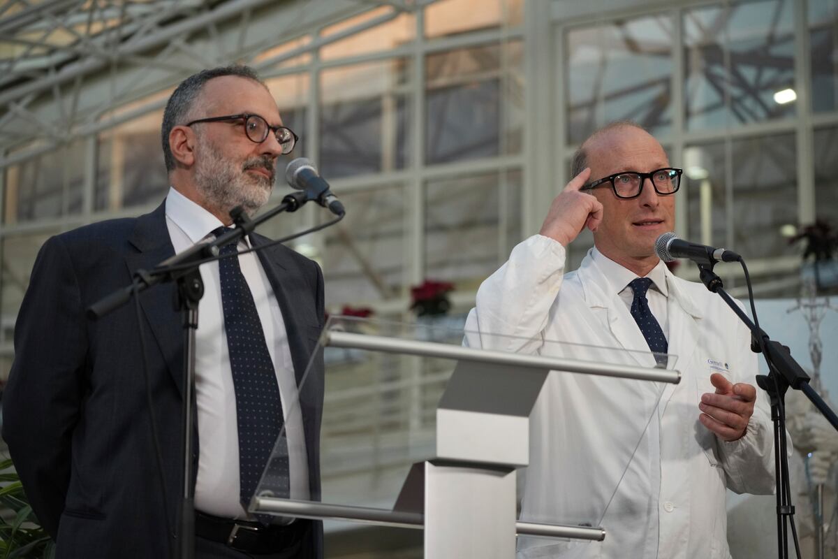 Roma. El cirujano Sergio Alfieri, derecha, y el médico personal del papa Francisco, Luigi Carboni, hablan con periodistas, el viernes 21 de febrero en la entrada de la Policlínica Agostino Gemelli (AP).