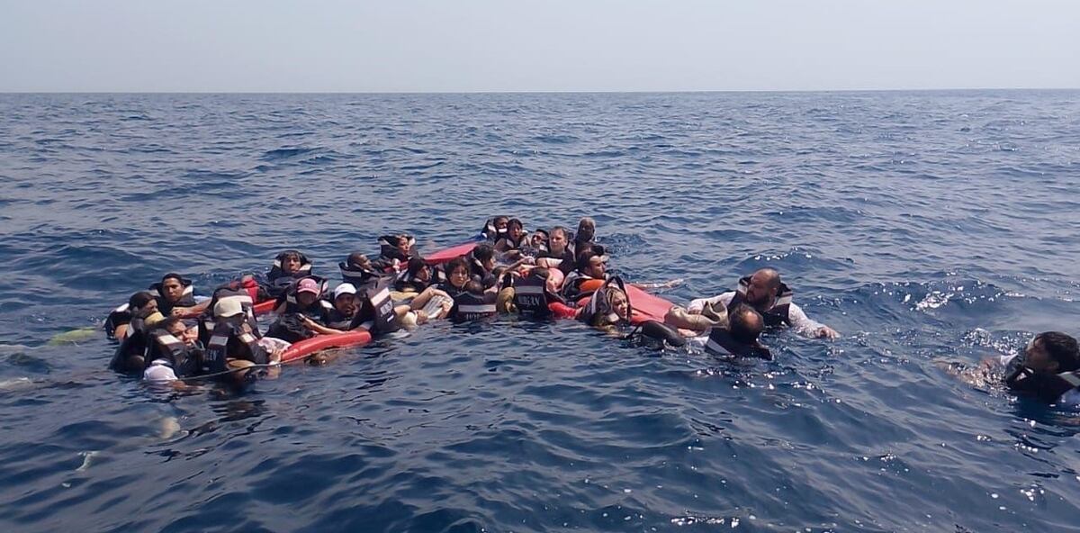 Los turistas a la espera de ser rescatados en pleno Mar Caribe. (Clarín)