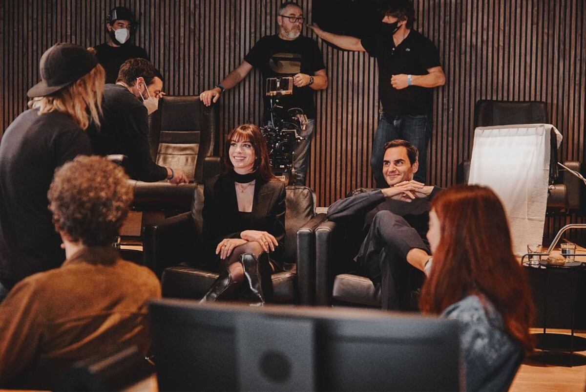 Roger Federer y Anne Hathaway compartieron un divertido comercial de turismo de Suiza. (@rogerfederer)