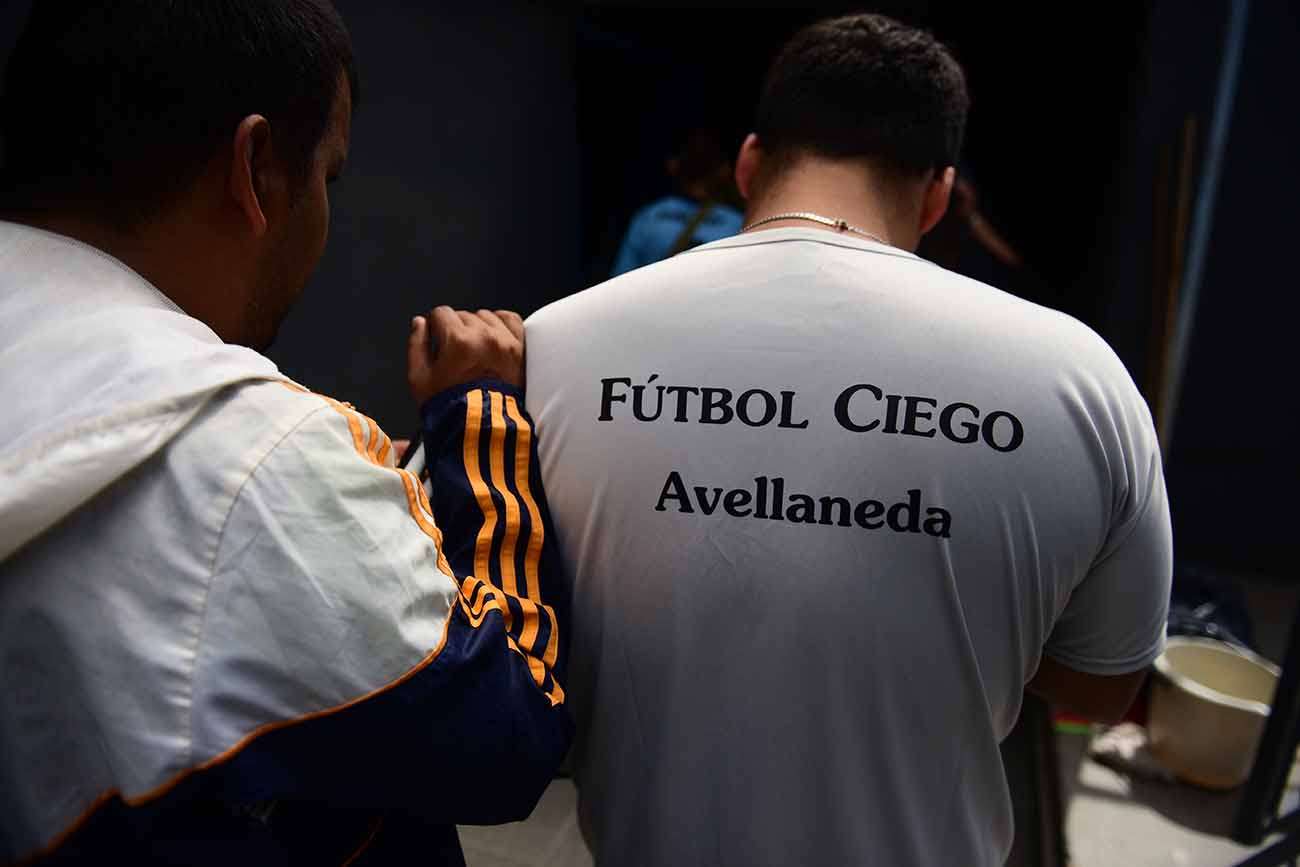 BELGRANO PIONERO. El plantel de fútbol de ciegos del club organizó un encuentro de camaradería para Pirañas, su adversario por la Copa Oro. (José Gabriel Hernández / La Voz)