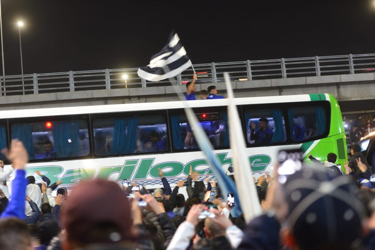 La hinchada de Talleres en el Kempes para recibir al plantel. (Facundo Luque y Javier Ferreyra)