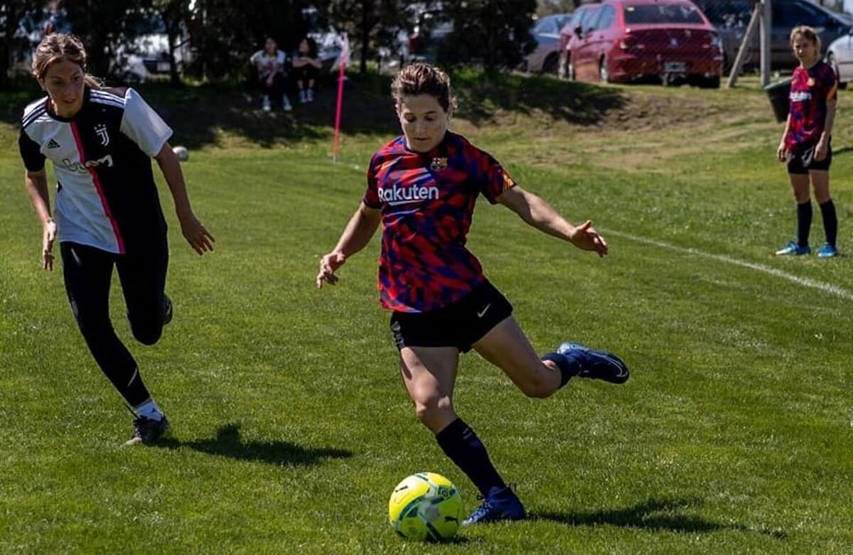 Paula Pareto disfruta de jugar al fútbol con amigas. Durante su carrera como yudoca se cuidaba por miedo a las lesiones. (Facebook: Paula Pareto)