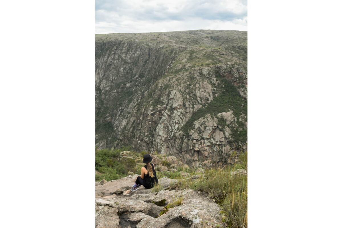 Mirador. Mantenerse en silencio y contemplar el paisaje, como si los visitantes como si hubieran hecho todos un pacto para no romper la quietud del lugar.