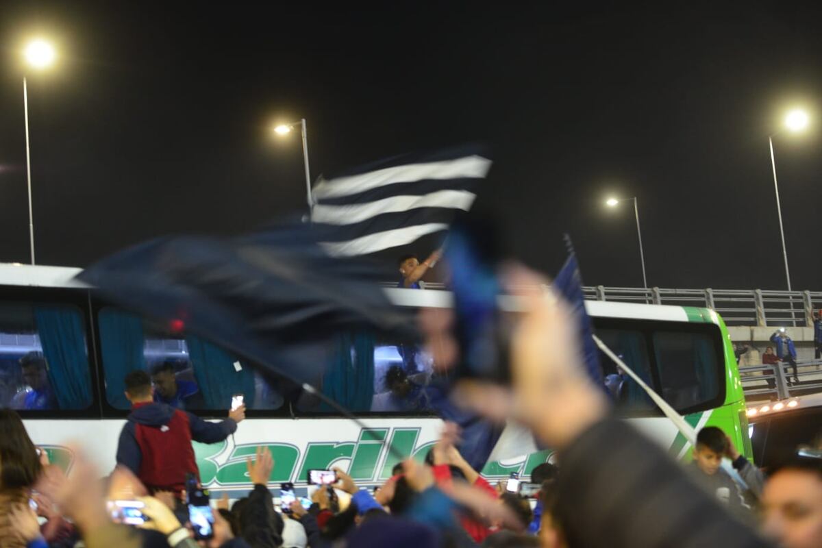 La hinchada de Talleres en el Kempes para recibir al plantel. (Facundo Luque y Javier Ferreyra)