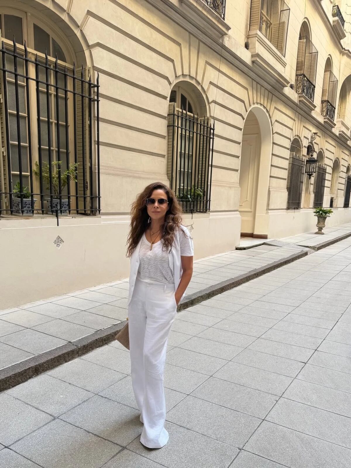 La casa minimalista de Julieta Ortega cuenta con amplios ventanales e iluminación.