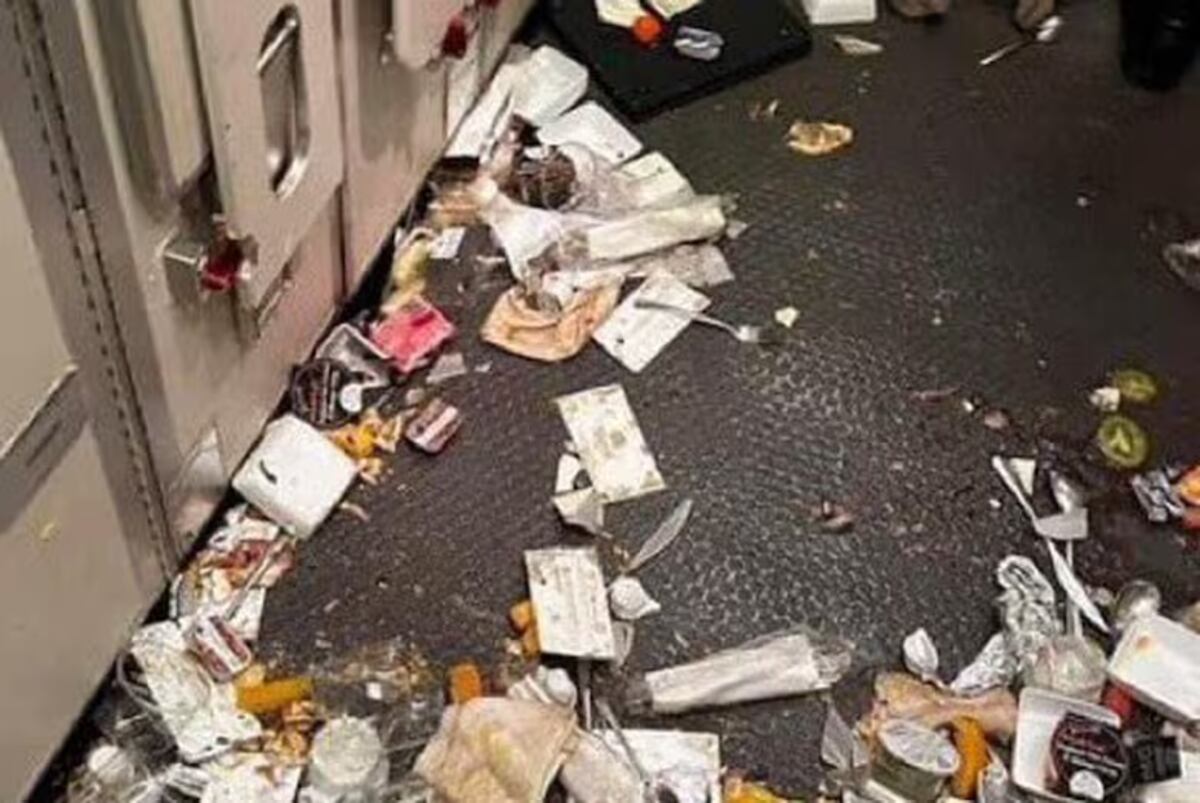 Tras las fuertes turbulencias, hubo varios heridos y un hombre muerto (X @BoardingArea)