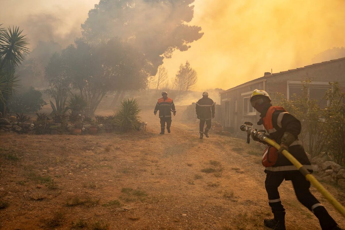 Bomberos luchan contra las llamas en el sur de Francia.