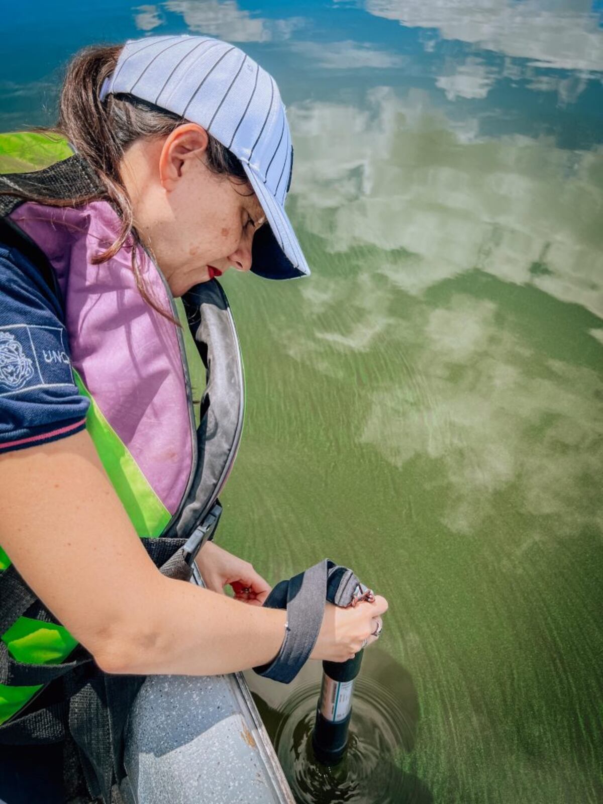 Los investigadores también trabajan en sobre la superficie del lago San Roque (UNC)