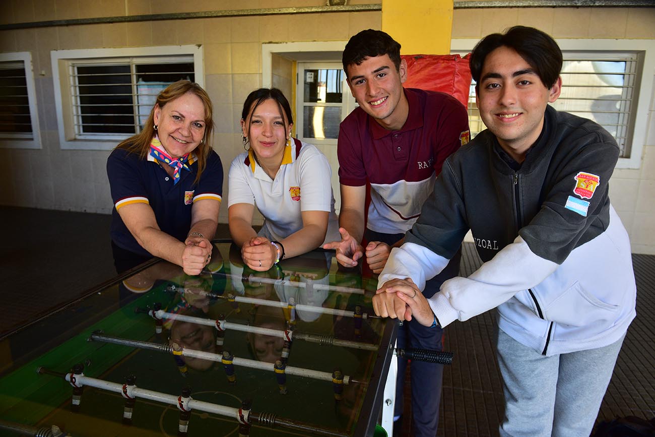 La vicedirectora Silvina Guiguet junto a Avril Tasch de sexto "E"de Informática, Facundo Olmos de sexto "C" de Sociales y Enzo Alladio de sexto E, llevan adelante el proyecto junto a otros estudiantes. 
(José Gabriel Hernández / La Voz)