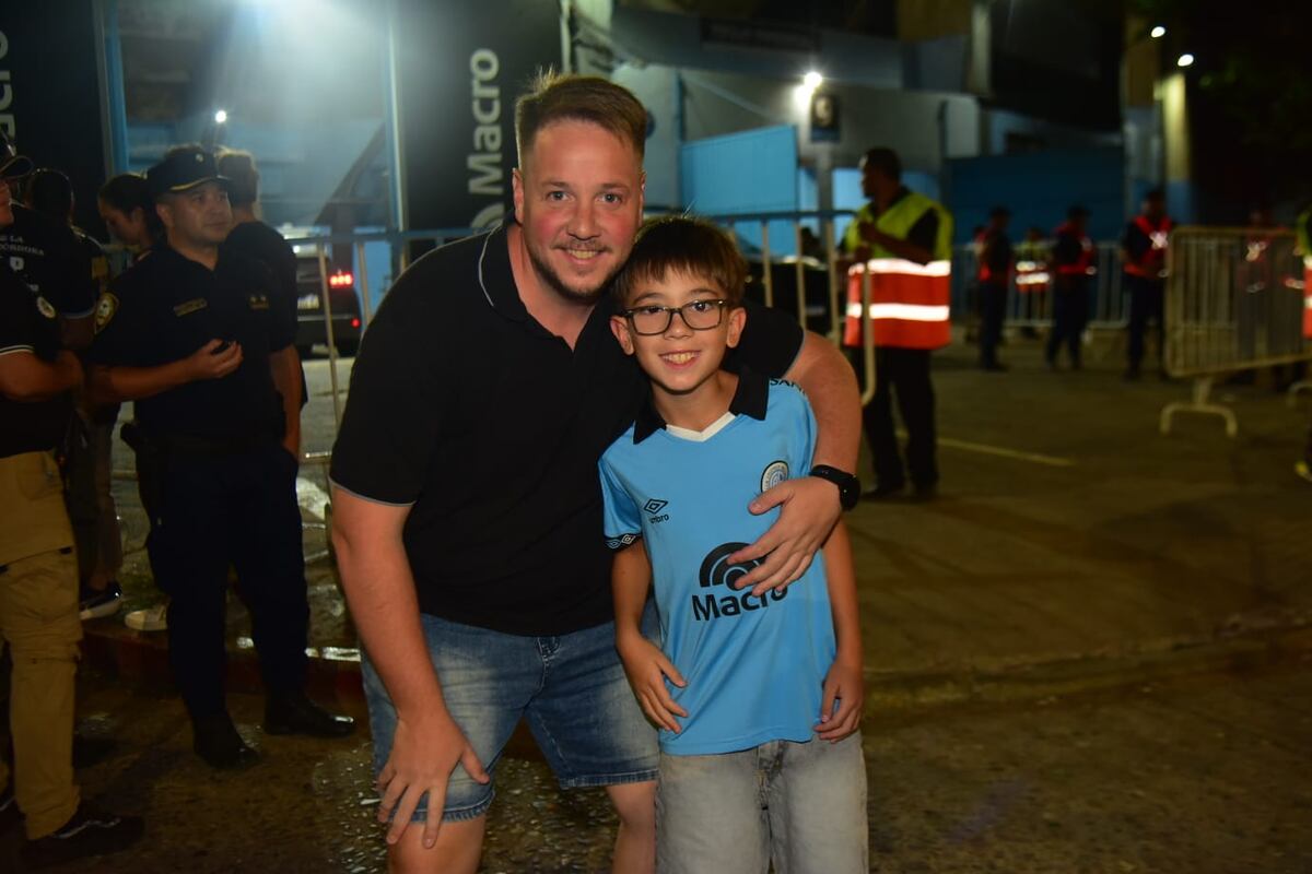 Los hinchas de Belgrano en la previa ante Banfield. (Nicolás Bravo / La Voz).
