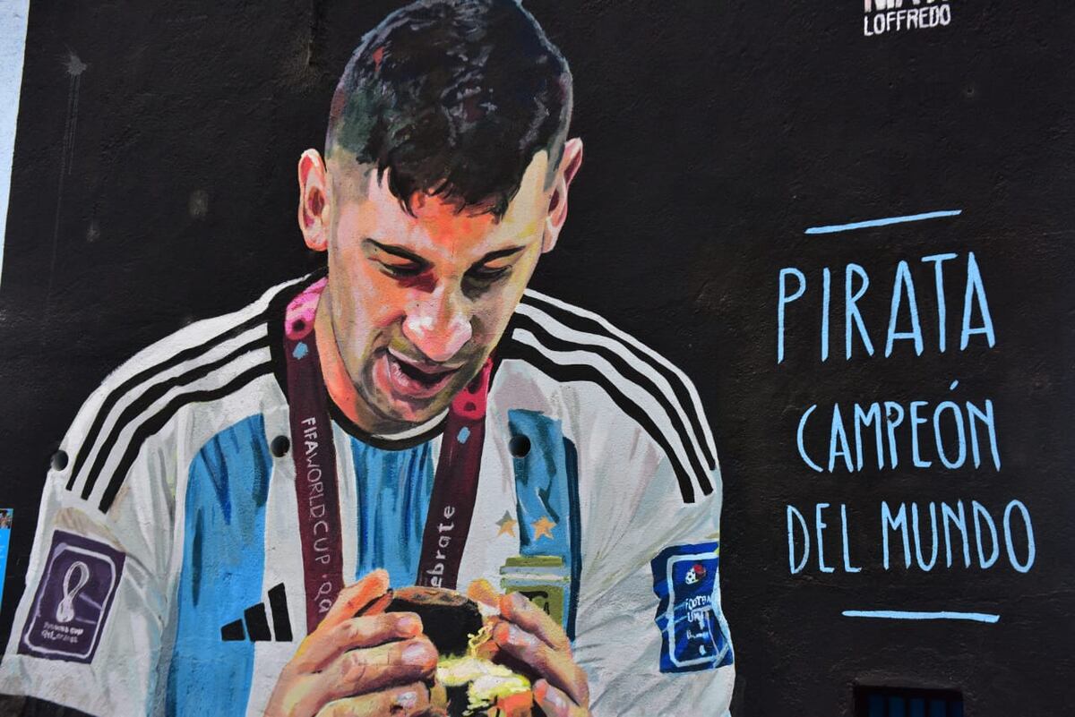 Los murales de la cancha de Belgrano y varios próceres del club en escena. (José Gabriel Hernández)