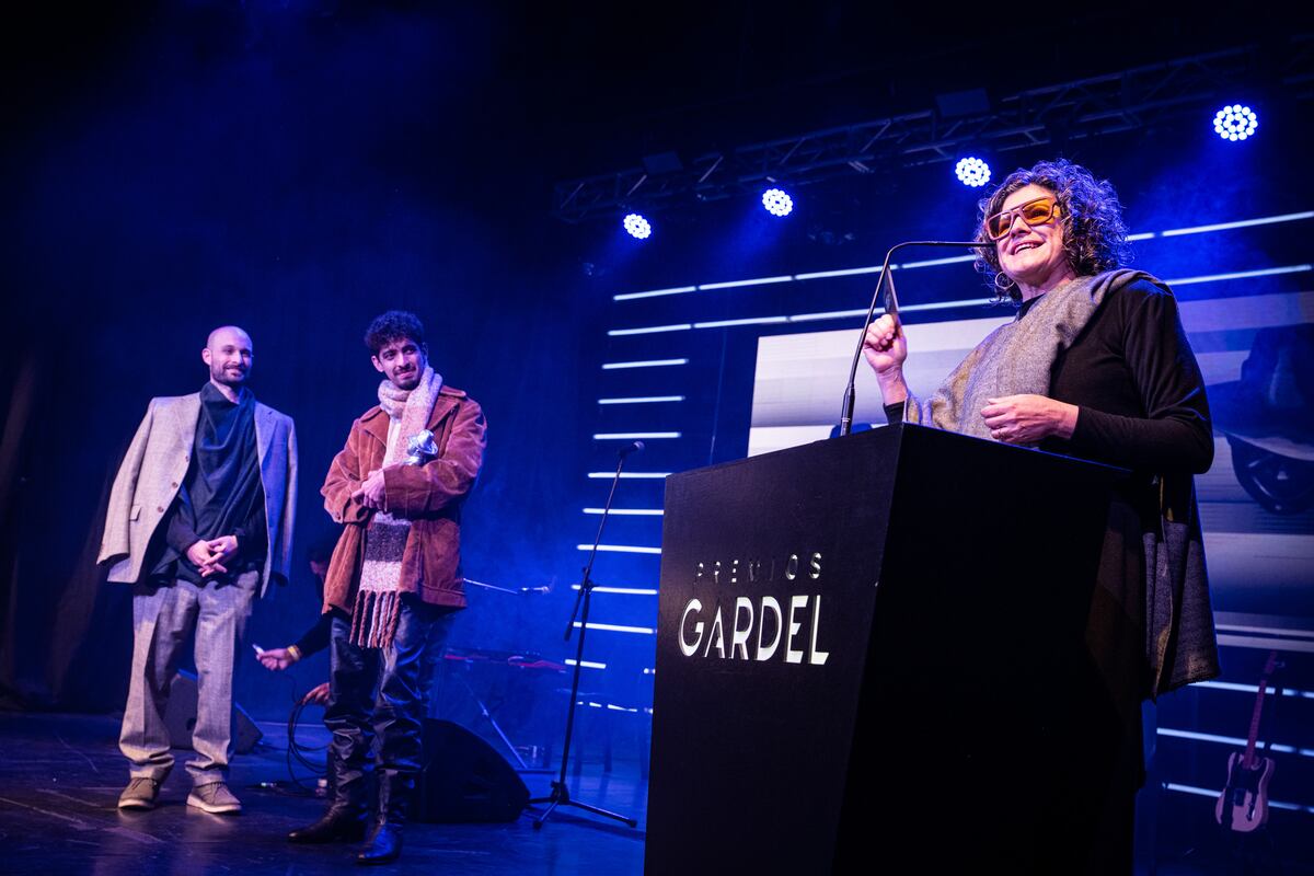 Mery Murúa, en la entrega de los premios Gardel, con su hijo Juan. Ganó con la canción que ella compuso, "Baile Eterno". Juan es su productor.