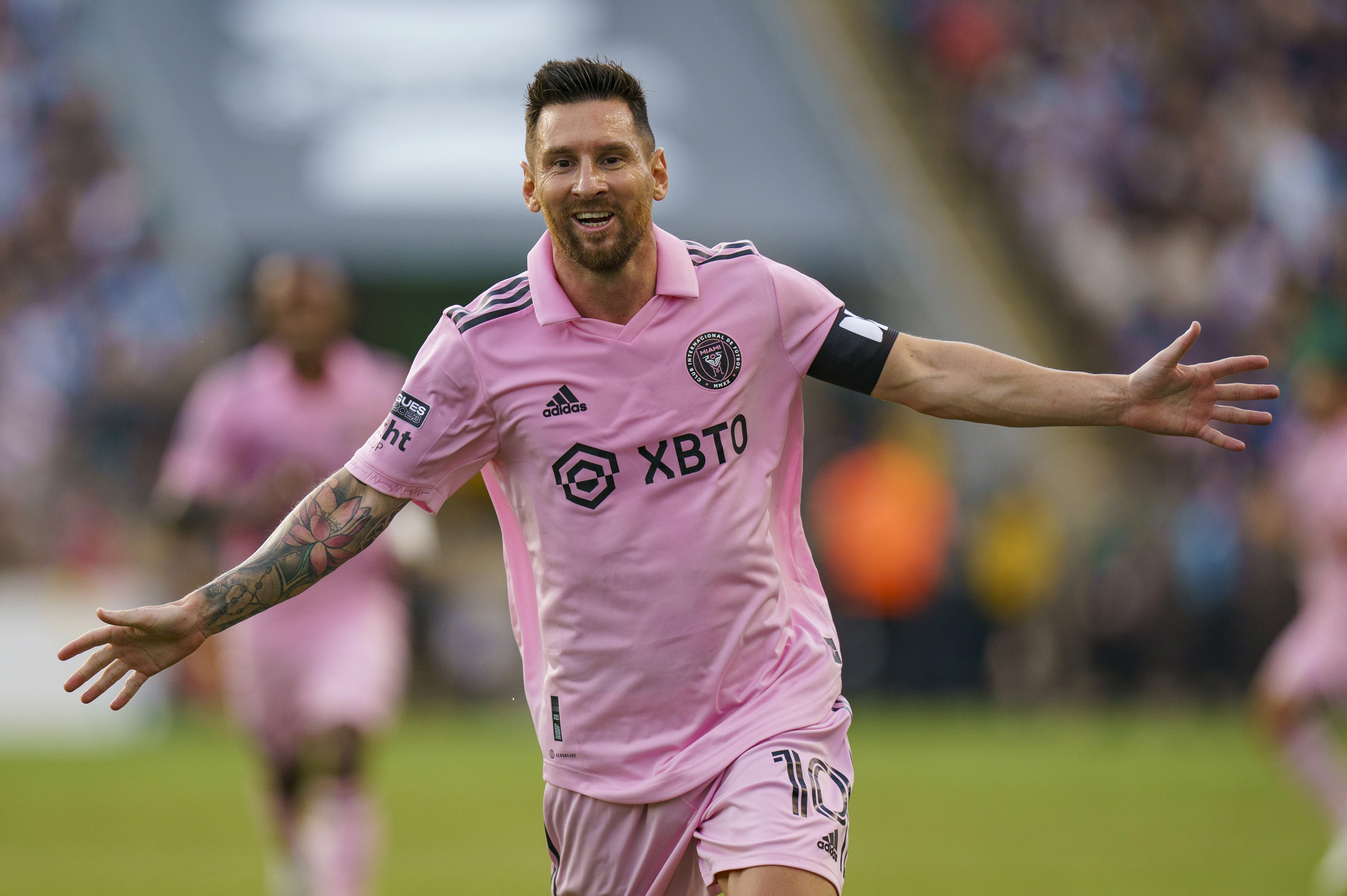 El argentino Lionel Messi, del Inter Miami, festeja tras anotar ante el Union de Filadelfia en las semifinales de la Leagues Cup, el martes 15 de agosto de 2023. (AP Foto/Chris Szagola)