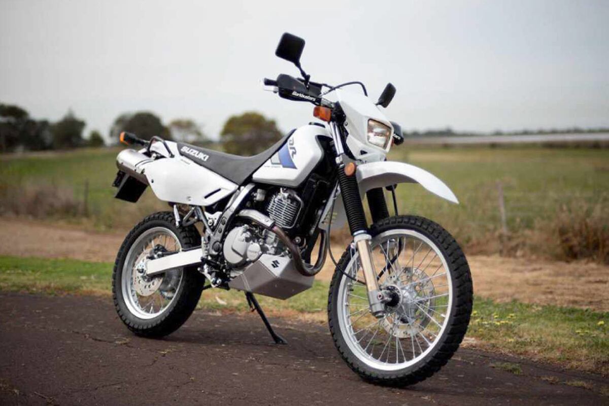 La impulsa un motor mono cilíndrico de 644 cc, refrigerado por aire y aceite, capaz de ofrecer 43 CV de potencia.