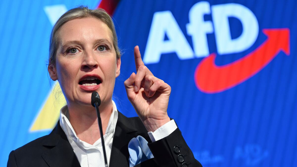 ARCHIVO - Alice Weidel, colíder de Alternativa para Alemania (AfD), habla durante la fiesta del partido en la sede del partido en Berlín, Alemania, el 23 de febrero de 2025. (Soeren Stache/DPA via AP, Pool, Archivo)