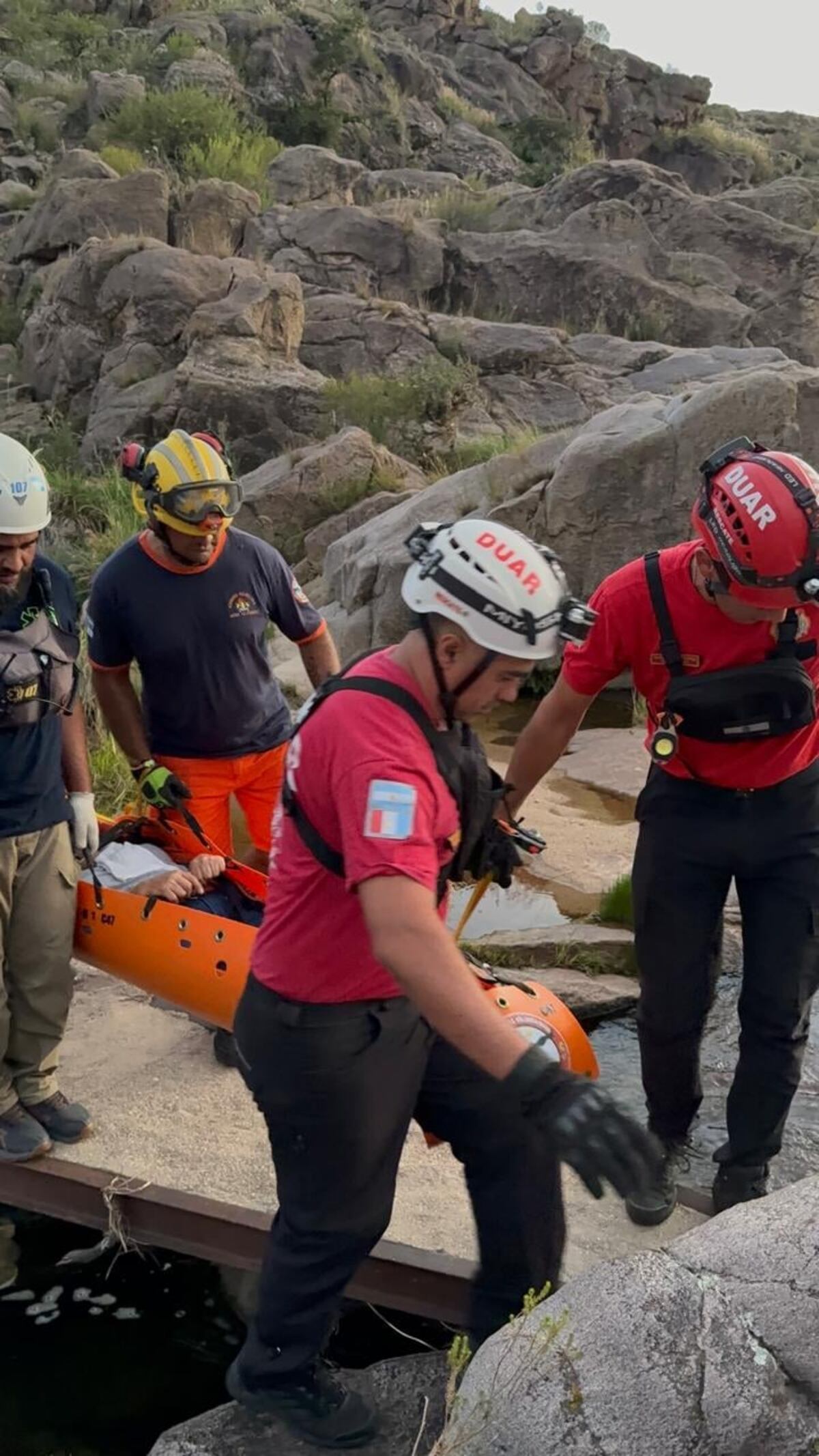 Rescataron a una mujer en una zona agreste de Paraje Río Hondo.